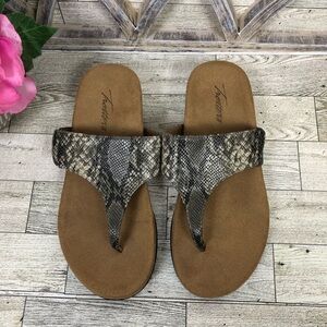 TROTTERS sandals faux snakeskin hoop and loop closure size 6M